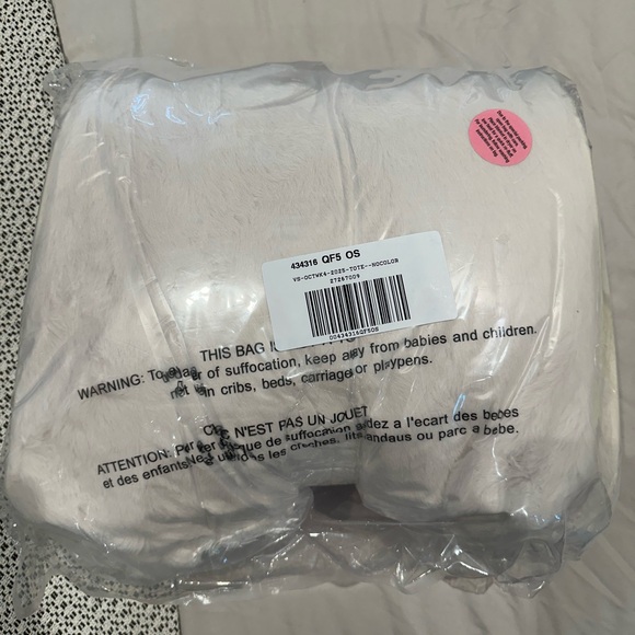 NEW Victoria's Secret Tote & Blanket - Picture 3 of 3